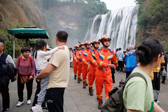 貴州安順黃果樹：消防員為景區安全旅遊保駕護航_fororder_消防員在瀑佈下巡邏執勤.JPG