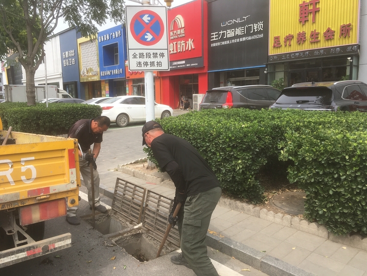 保定市满城区：未雨绸缪筑防线 打好防汛“主动仗”_fororder_清掏城区雨水管网 摄影 刘红