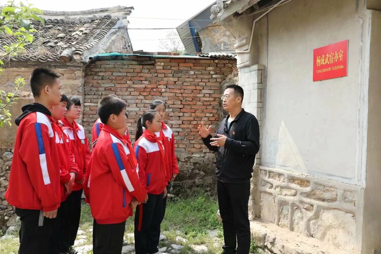 保定市满城区：“现场教学+微党课” 让党员教育“活”起来_fororder_满城区委党校讲师到晋察冀一分区司令部旧址现场教学 摄影 袁野