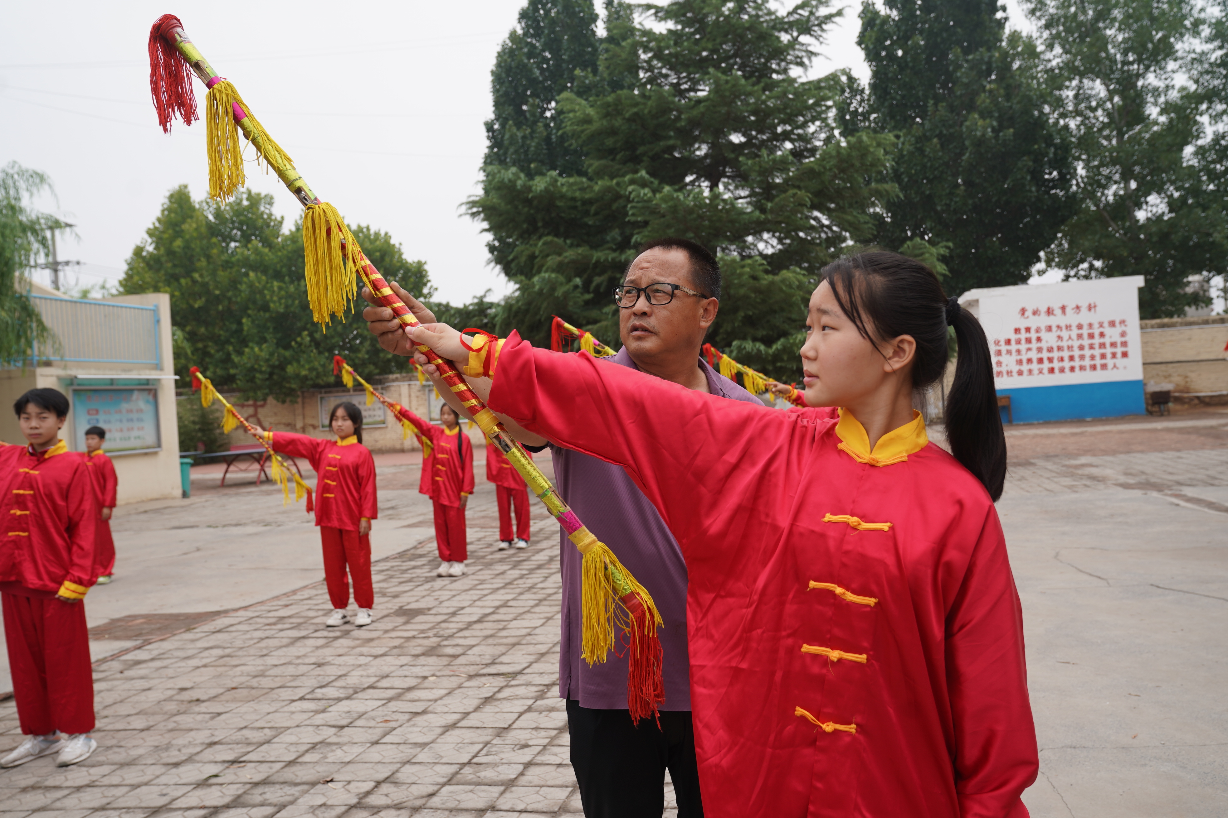 河北沙河:传承传统文化—— 非遗“花棍舞”进校园_fororder_2.JPG