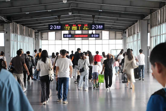 安六高鐵開通運營四週年 六盤水車務段持續“當好東道主”_fororder_圖為旅客準備乘車 孔維麗婭 攝.JPG