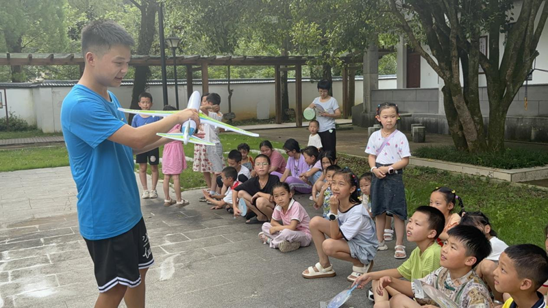 江西飞行学院开展2024年“万名大学生进千站”文明实践志愿服务活动_fororder_图片4