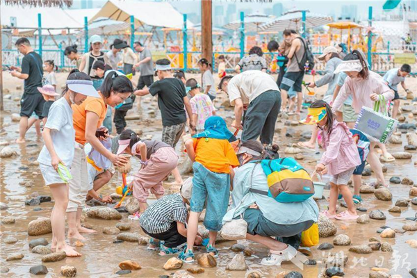 水上公園客流翻倍 戲水商品熱銷 武漢“親水經濟”升溫_fororder_微信圖片_20240710093359