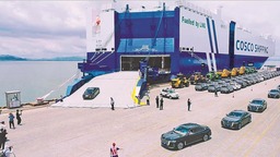 福建造LNG双燃料新型汽车船首航