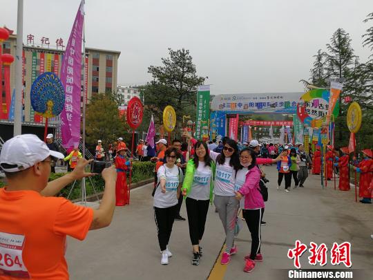 万人齐聚山西阳城参加国际徒步大会 穿越“东方古堡”