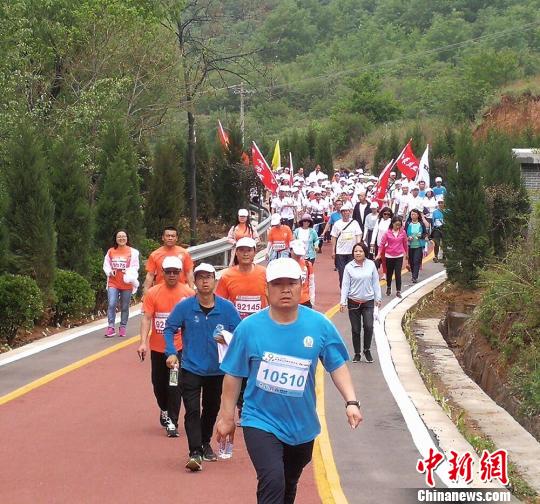 萬人齊聚山西陽城參加國際徒步大會 穿越“東方古堡”
