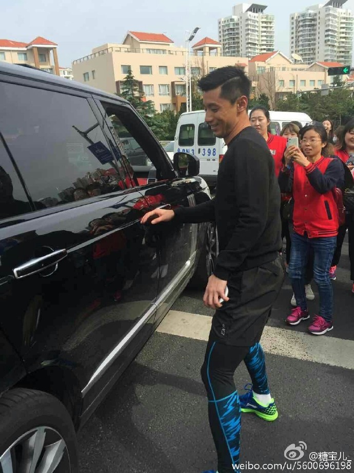 张继科录节目意外崴脚受伤 被搀扶离场