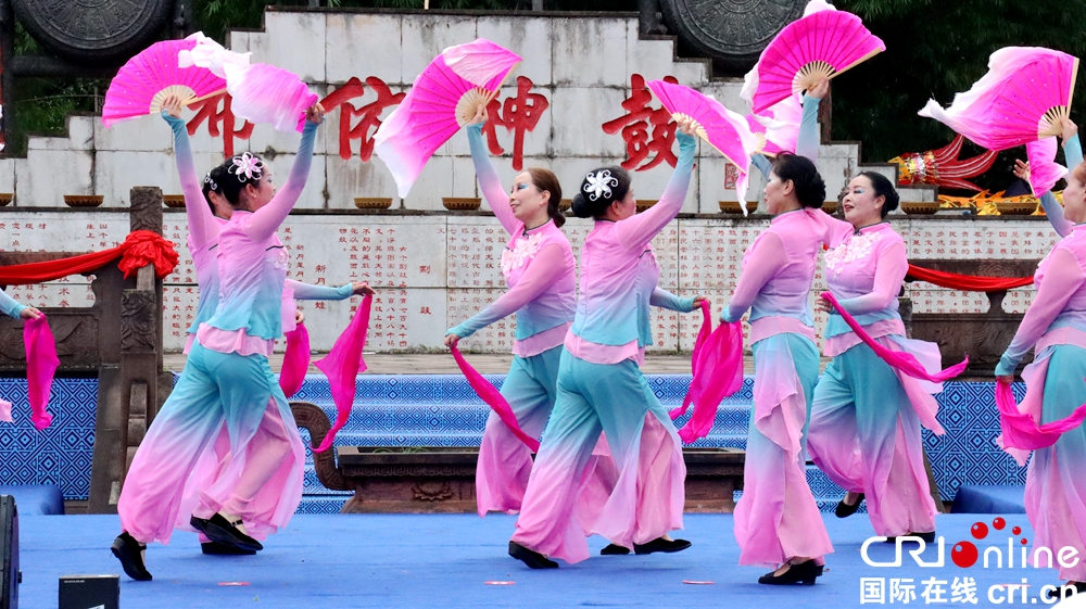 月亮河“六月六”布依风情节盛大开启 点燃现场激情_fororder_7月11日，布依风情节活动文艺表演.JPG