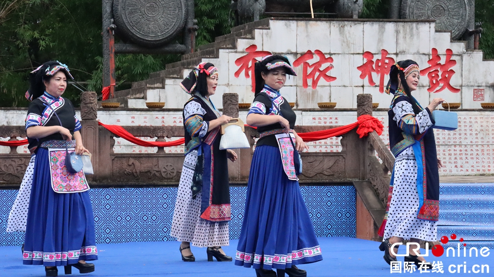 月亮河“六月六”布依风情节盛大开启 点燃现场激情_fororder_7月11日，布依风情节活动文艺表演 (2).JPG