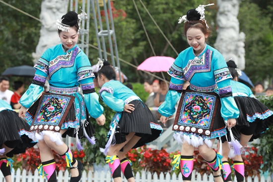 贵州剑河仰阿莎文化节开幕 诚邀游客共赴夏日狂欢_fororder_2024年剑河县“六月六”仰阿莎文化节开幕式现场，侗族舞蹈《穰穰满家》展演。(2).JPG