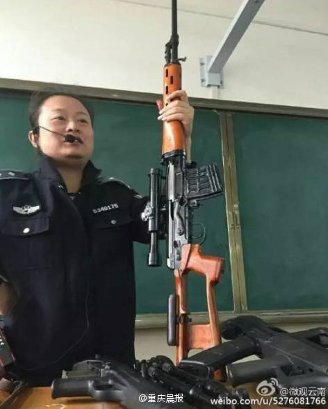 女老师“扛枪”上课走红 手持双枪霸气侧漏(组图)-国际在线