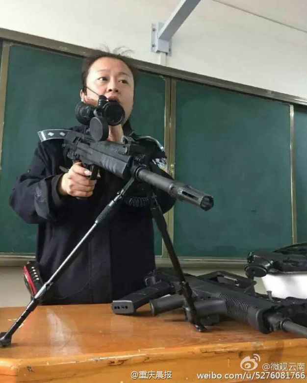 女老师"扛枪"上课走红 手持双枪霸气侧漏(组图)