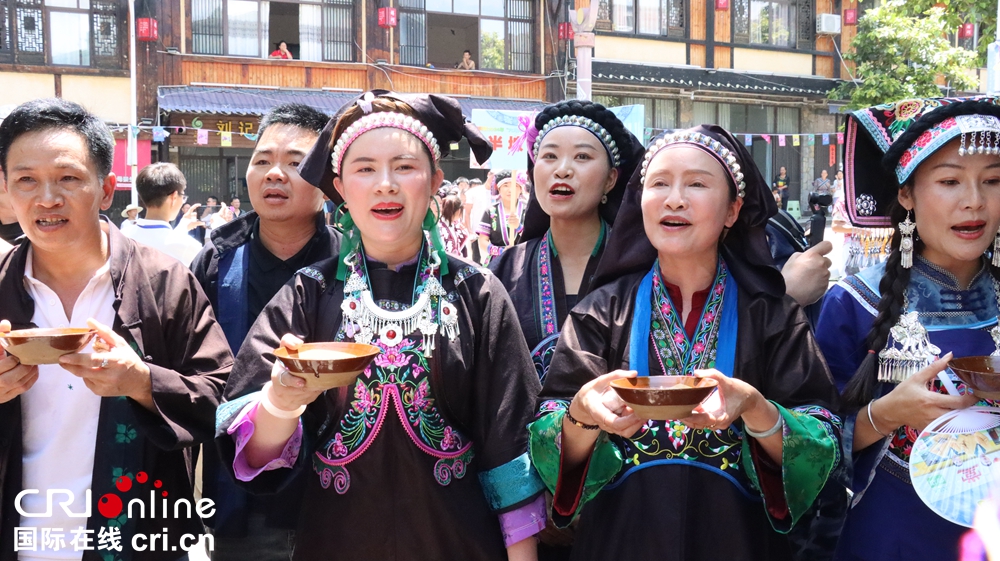 月亮河“六月六”布依风情节盛大开启 点燃现场激情_fororder_7月10日，牂牁镇“六月六”民族团结大联欢拦门酒 (2).JPG