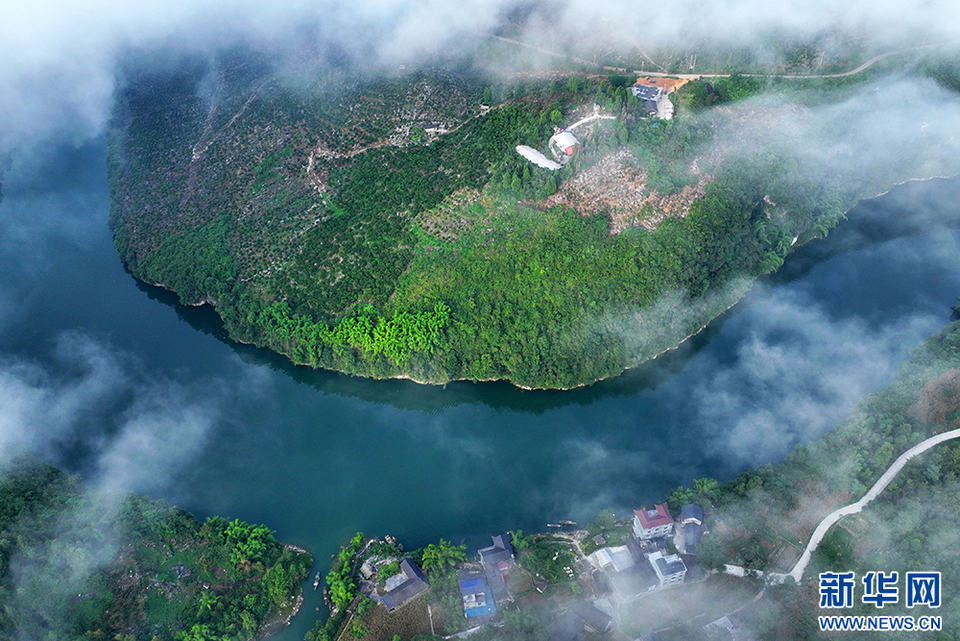 重庆酉阳：晨雾抚河湾 山水入画来