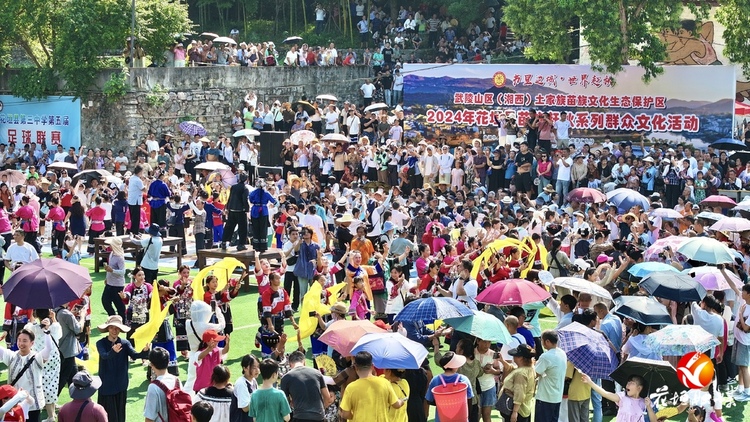 湖南花垣:苗族"赶秋",盛装鼓乐庆丰收