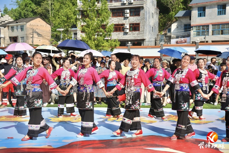 湖南花垣:苗族"赶秋",盛装鼓乐庆丰收