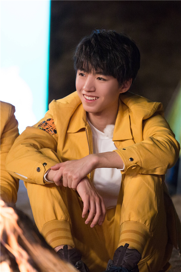 王俊凯挑战高空攀岩首位登顶 暖心举动捕获少女心