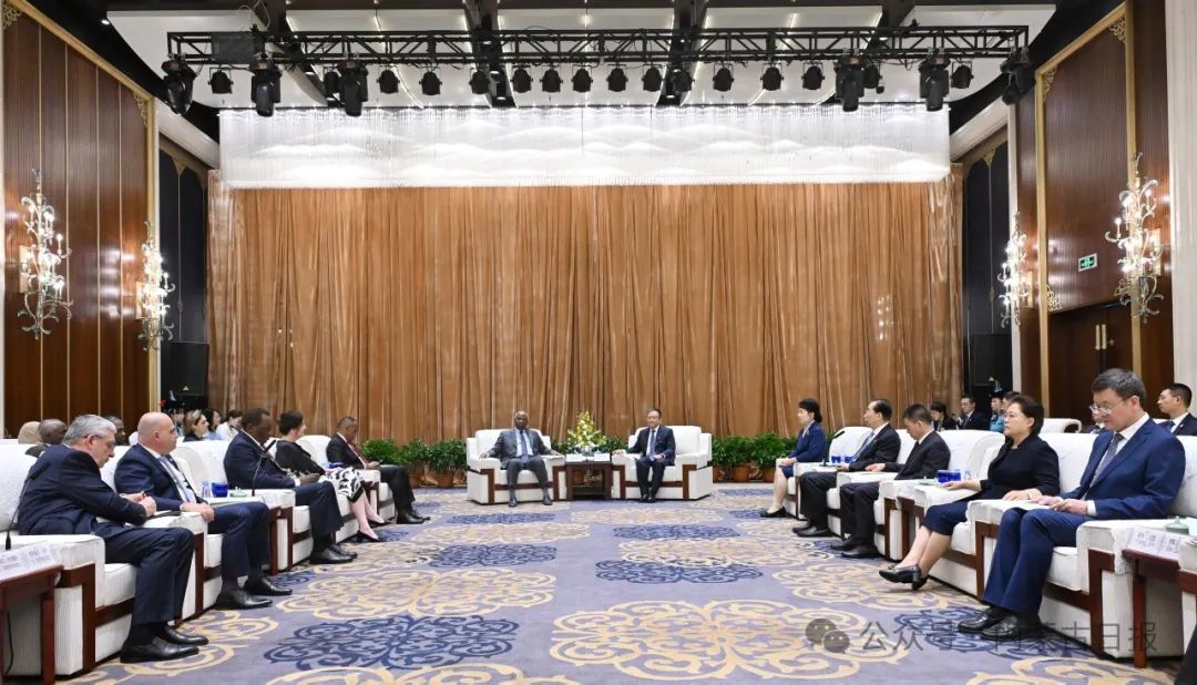 孫紹騁王莉霞會見駐華使節代表團