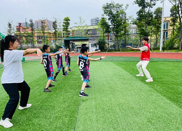 成都温江：为上艺术夜校的市民“留灯”又“留位”_fororder_在“留炼运动场”，志愿者为市民开展健身指导-供图-成都市温江区文广体旅局