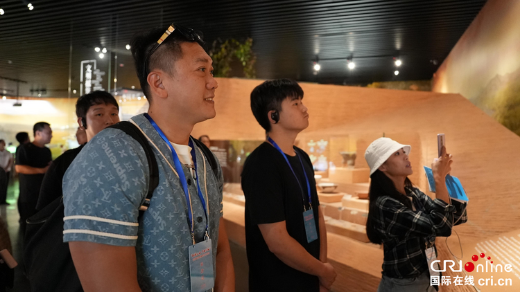 台湾自媒体博主走进临汾市博物馆 感受中华文明的博大精深（组图）（两岸关系）_fororder_图1