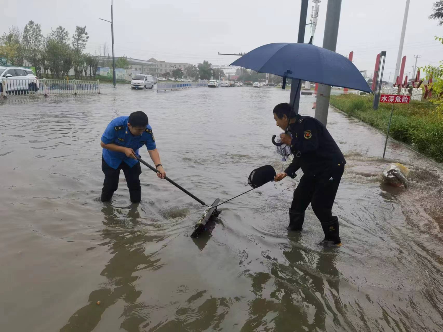 保定市满城区：以“迅”应“汛” 保障城市安全运行_fororder_及时清理下水管道 摄影 康胜