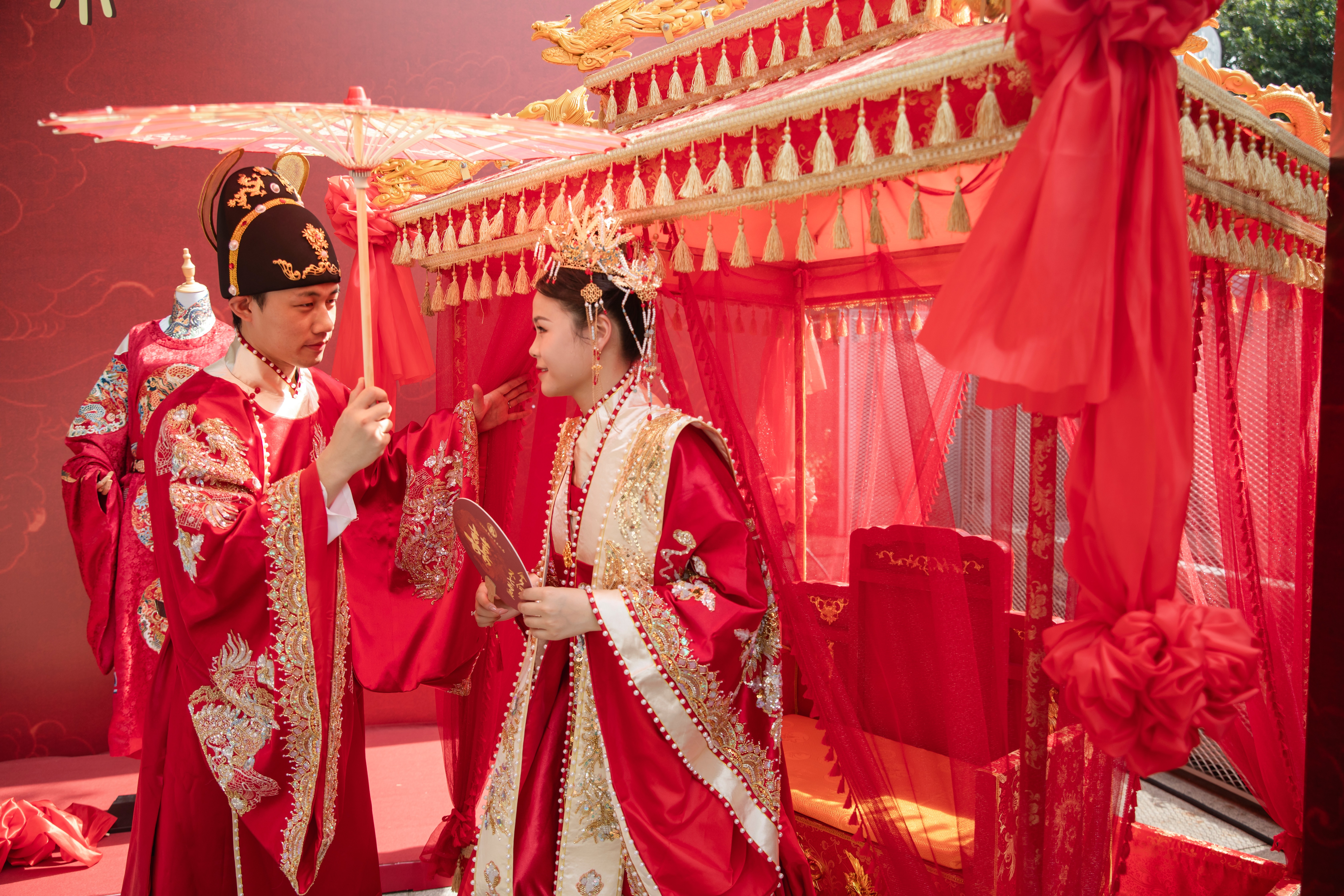 新人在花轿前打卡留影一场集市,定制专属回忆8月9日起,本次活动特邀20