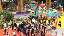 延吉恐龙王国2周年与游客同欢庆