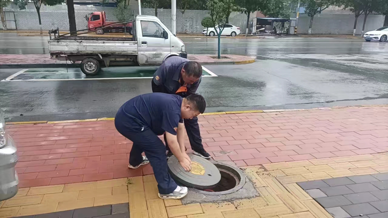 保定市满城区：多措并举确保安全度汛_fororder_雨中执勤 摄影 李新娜