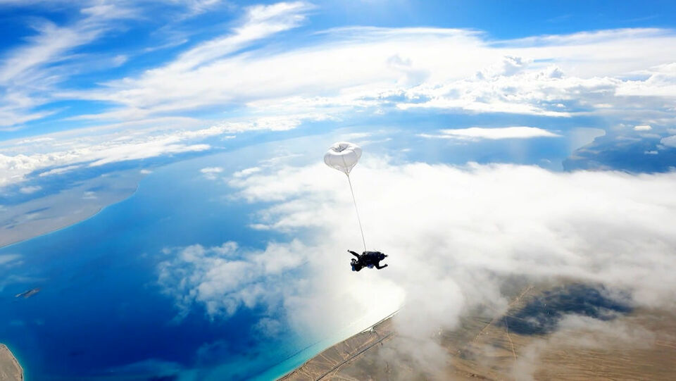 从4700米冲向一片碧蓝 新疆赛里木湖高空跳伞引游人