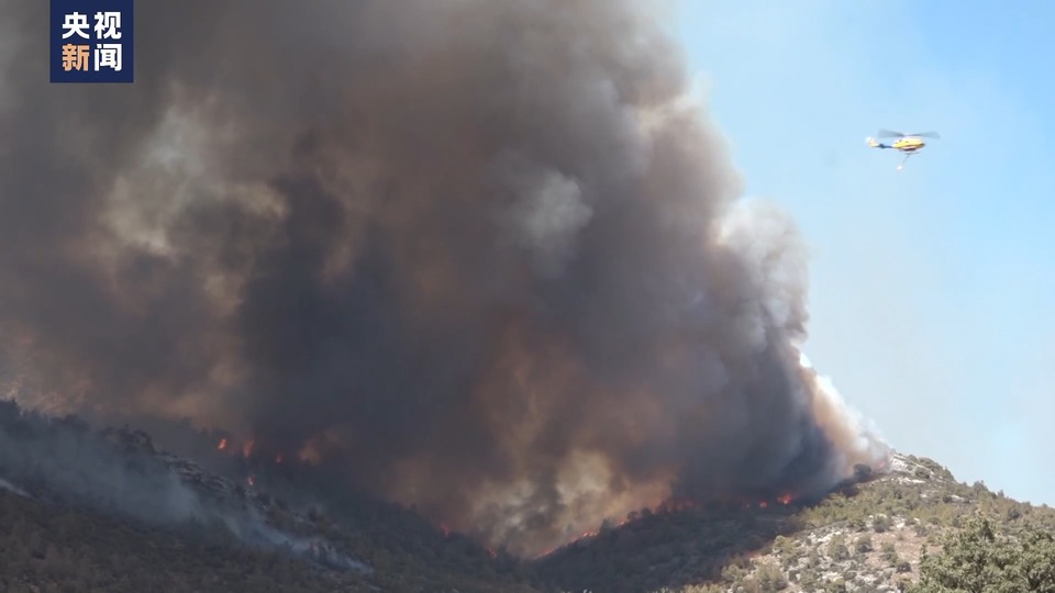 希腊雅典郊区山火难控 数千人被要求撤离