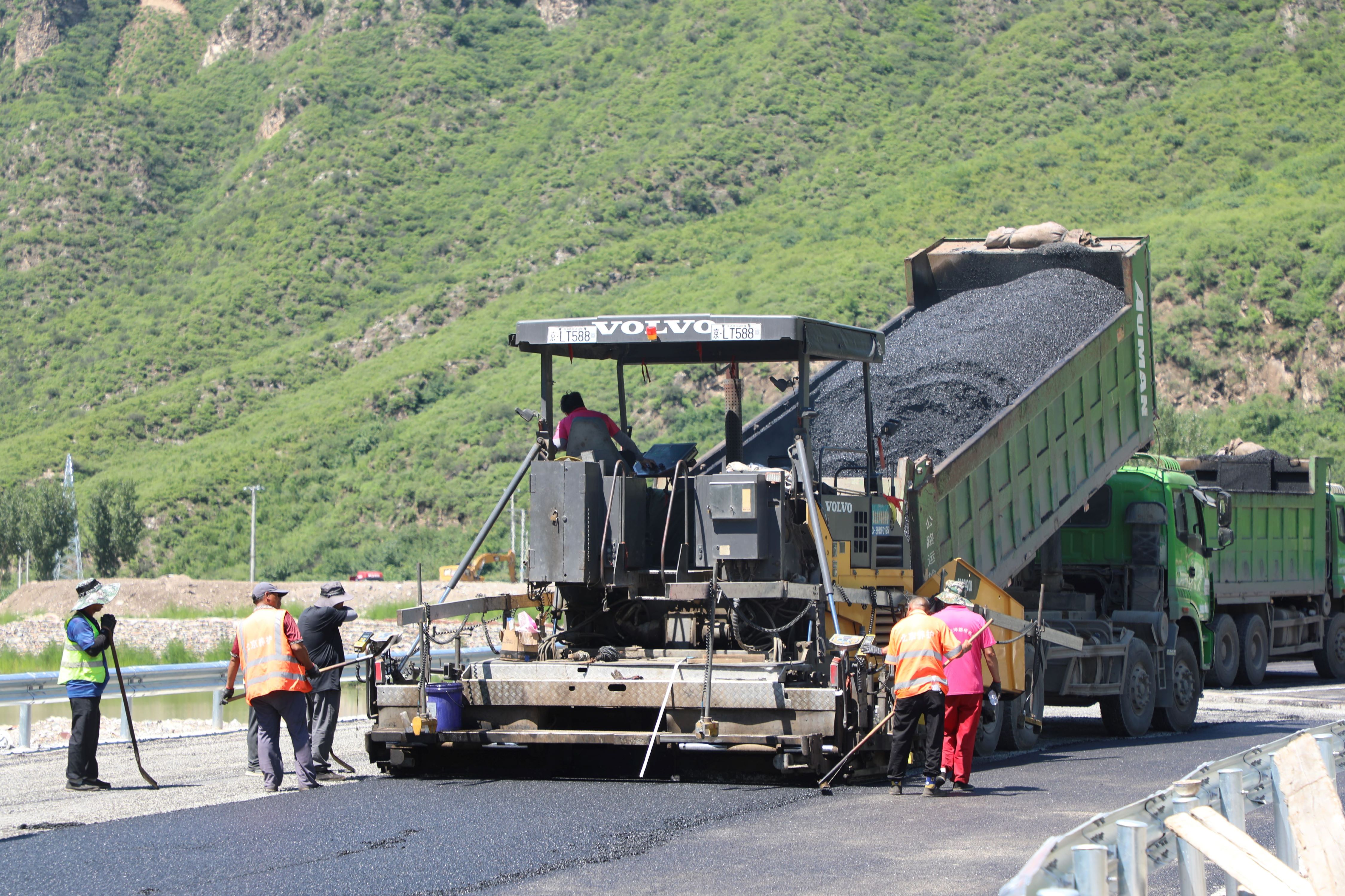 河北涞水：水毁公路恢复重建按下“快进键”_fororder_图为工人正在铺设沥青。（徐梓钰 摄）.JPG