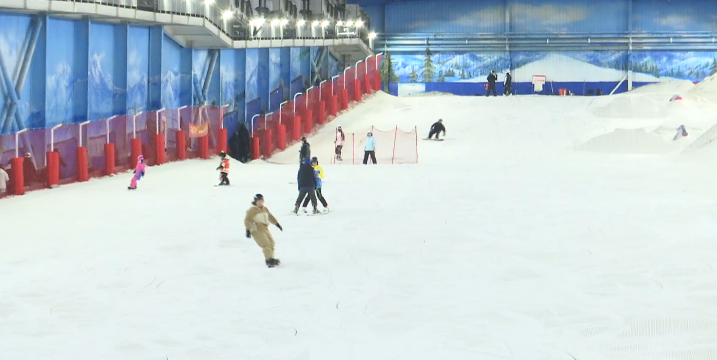 石家庄市鹿泉区：感受“露营热”与“滑雪冷”交织碰撞_fororder_图片 3