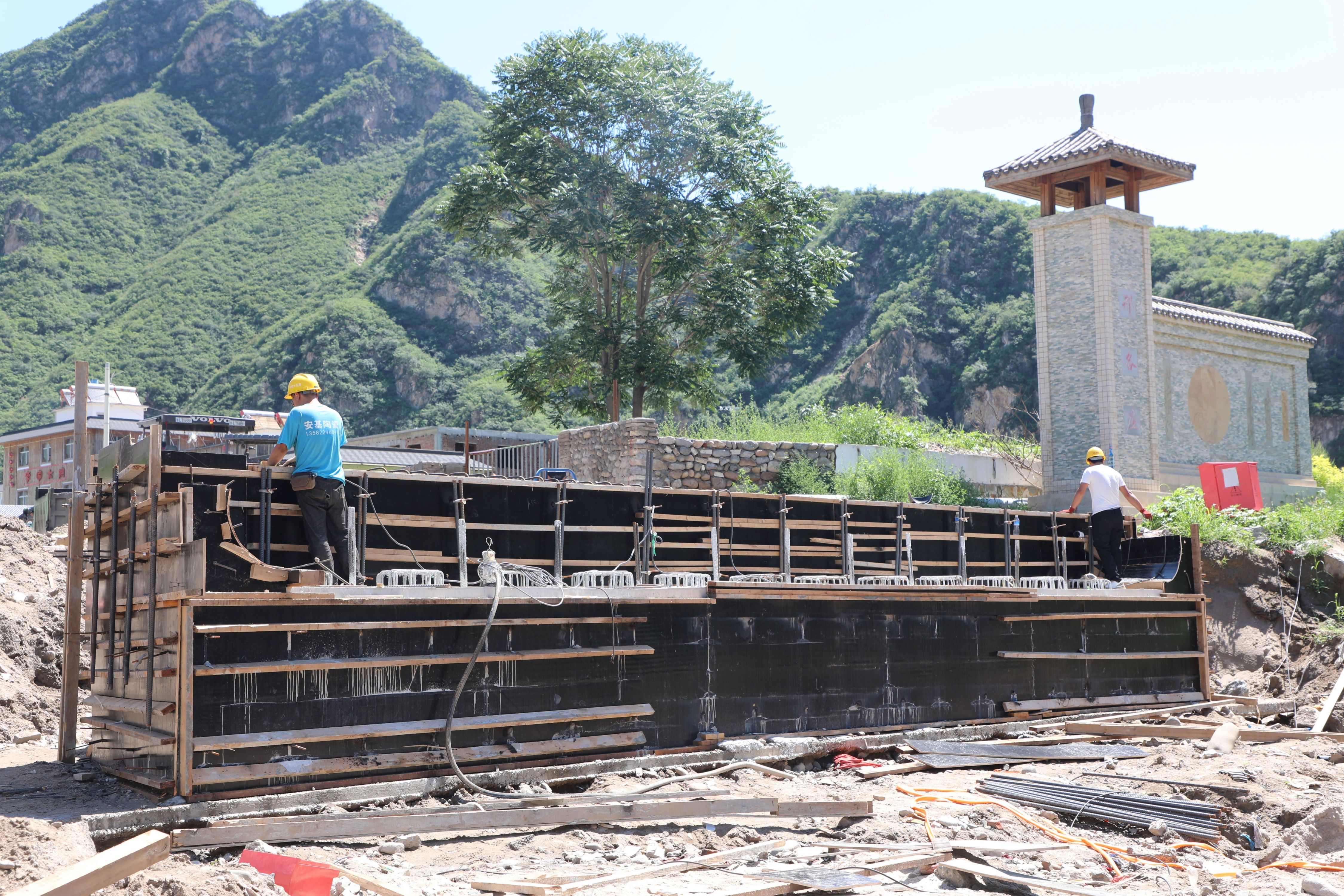 河北涞水：水毁公路恢复重建按下“快进键”_fororder_图为工人正在给桥台盖梁支模。（徐梓钰 摄）.JPG