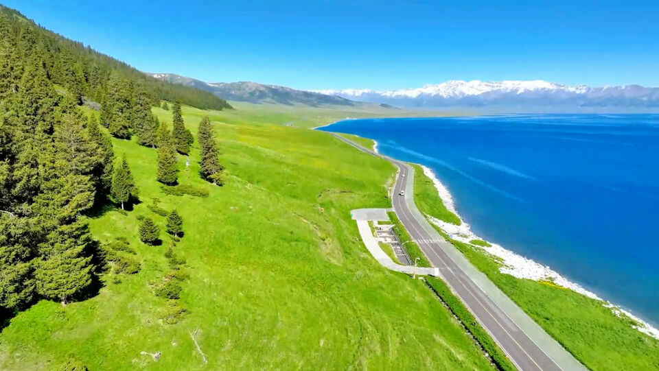 从4700米冲向一片碧蓝 新疆赛里木湖高空跳伞引游人