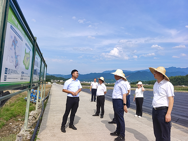 中国民族医药协会在宜宾兴文县调研苗族医药工作_fororder_调研苗族医药产业-供图-兴文县委统战部