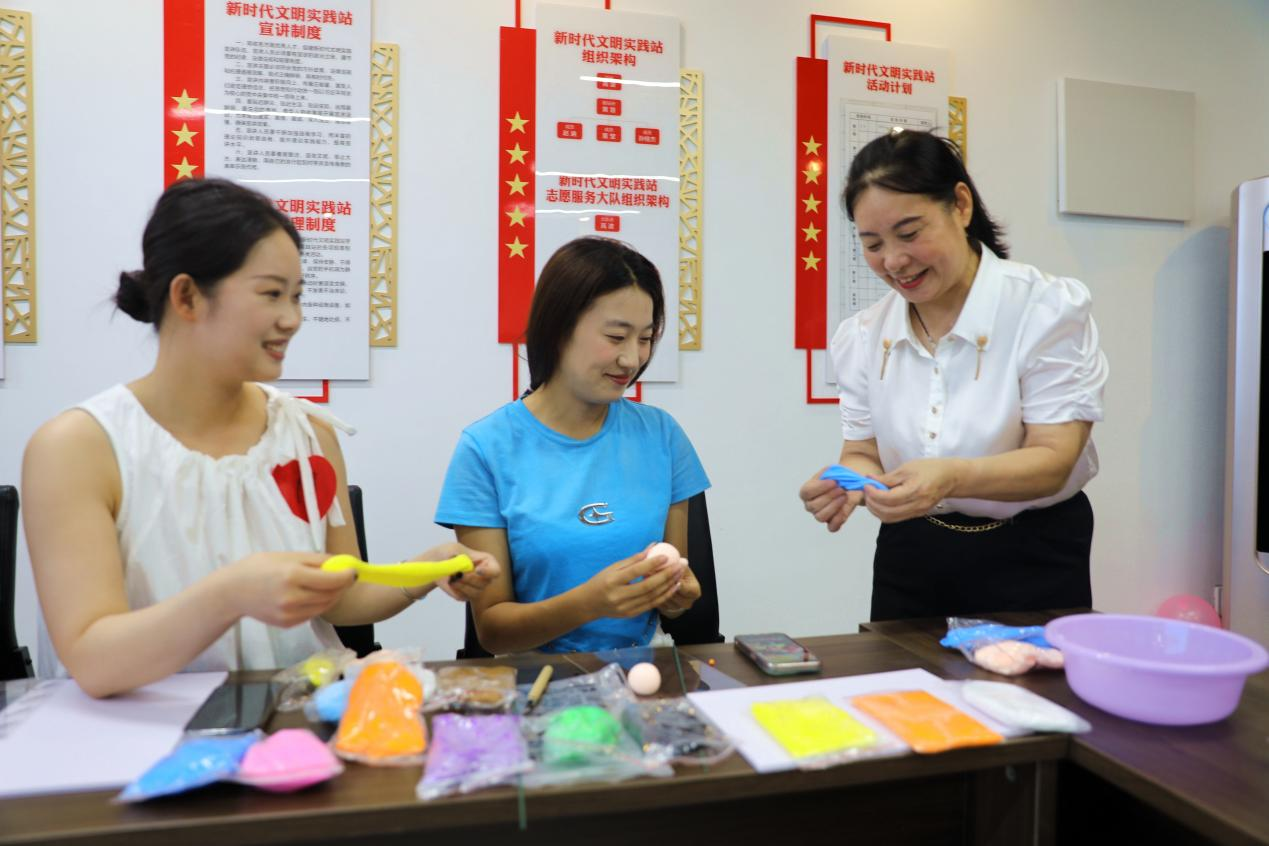 共青团平泉市委组织青年夜校学生学习捏制泥塑作品 摄影 李平文共青团