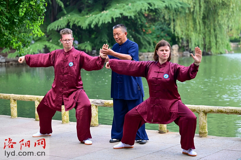 Fascinated by Chinese Kung Fu, Foreigners Come to Luoyang to Learn Tai Chi from a Master_fororder_图片2