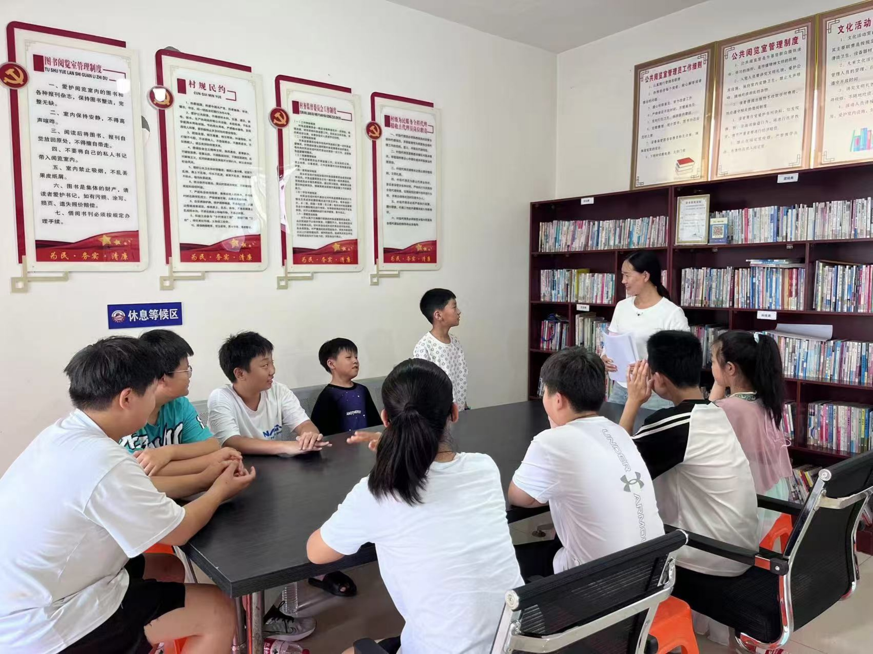 志愿者为孩子们讲解垃圾分类 摄影 王思涵安国市祁州路街道宣传委员