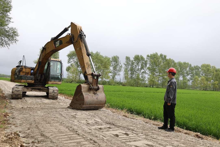 北大荒集团军川农场有限公司：积极修筑田间道路 助力农业安全生产_fororder_图片1