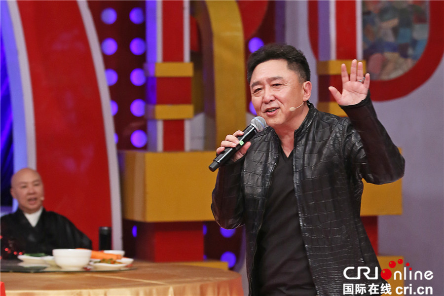 于谦变摇滚青年高唱《花房姑娘》 与李咏互成"偶像"