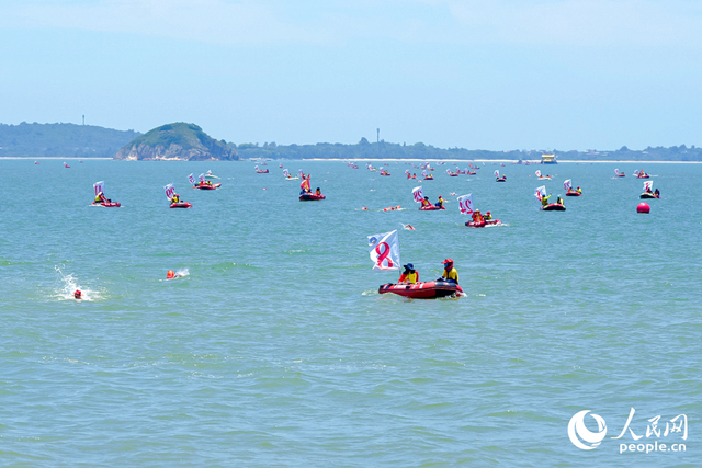 200“泳”士激情搏浪  第十二届厦金海峡横渡绽放青春风采