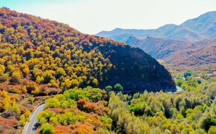 北方防沙带——黄河重点生态区（呼和浩特市）历史遗留废弃矿山生态修复示范工程进度过半