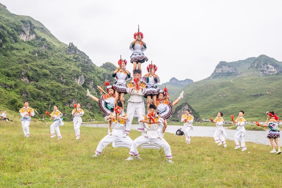 貴州畢節：火把點燃夏日激情_fororder_2024年7月20日，在貴州省畢節市赫章縣阿西裏西大草原上，當地群眾為遊客表演國家級非遺“滾山珠”。