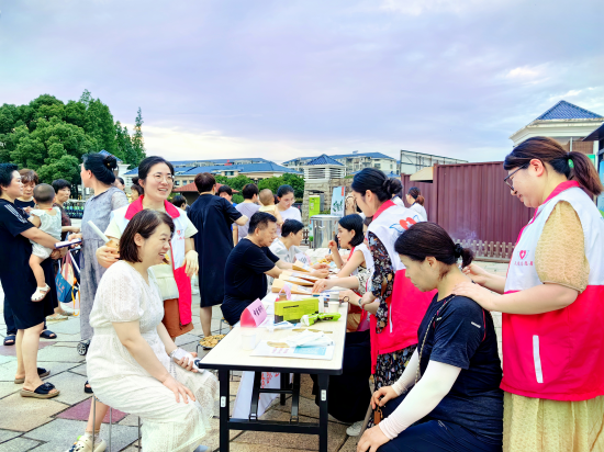 江蘇宜興：“中醫文化夜市”亮相公園_fororder_圖片 1