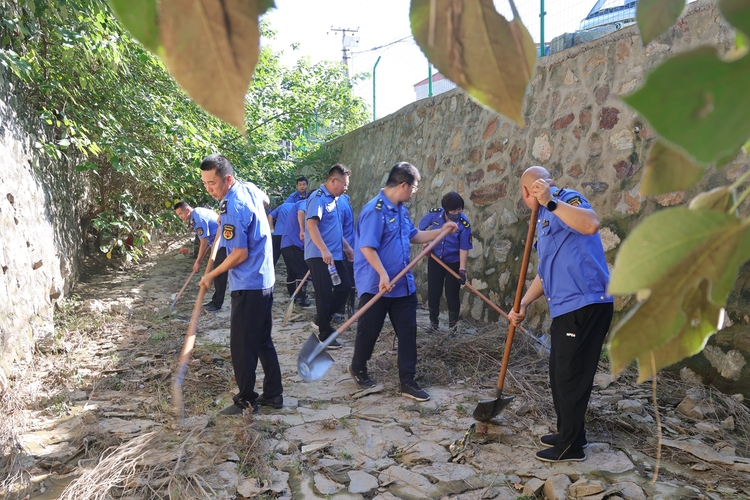 保定市满城区：清淤疏浚保畅通 筑牢防汛安全线_fororder_满城区执法局工作人员对北关沟行洪河道进行疏通清淤 摄影 康胜.JPG