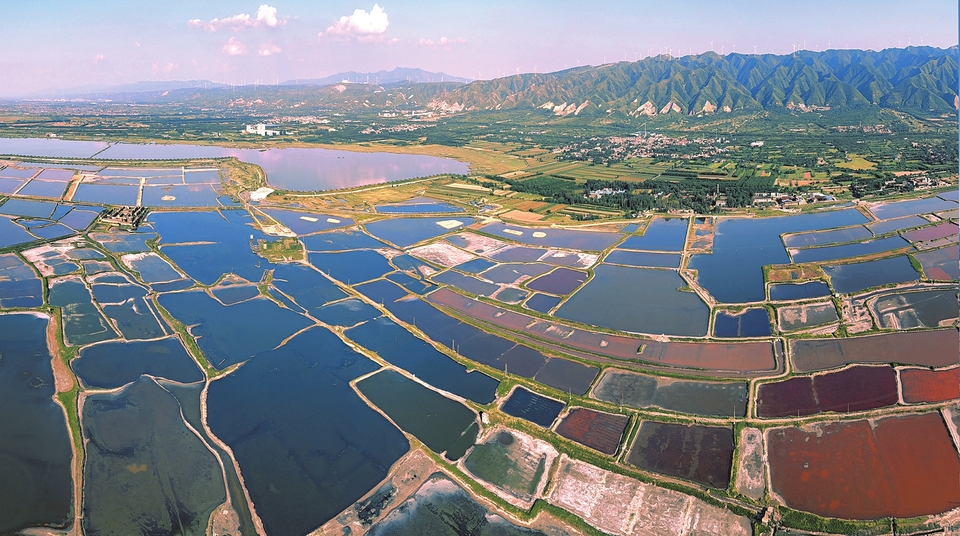 山西运城市盐湖“变身”秋日“调色板”_fororder_83f2ef6649cbff1e9711318c82dcbd82