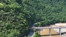 陕西柞水公路桥梁垮塌救援进展：各方救援力量增加 投入搜寻工作