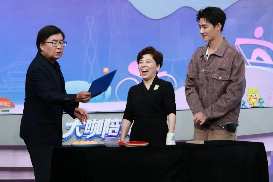 把“陪看烧烤”提鲜到精神食粮： 《大咖陪你看》让巴黎奥运会更“下饭”