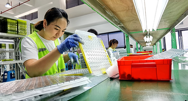 2024世界动力电池大会主题采访活动在四川宜宾举行_fororder_宜宾长盈精密技术有限公司工人-摄影-高学兵