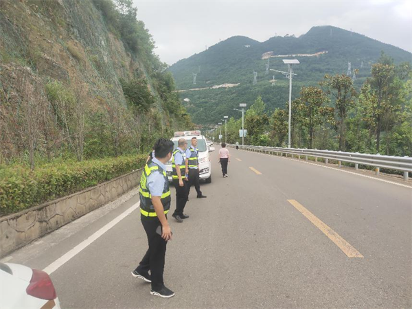 重庆巫山：护航啤酒音乐节 用心用情做好服务保障_fororder_图片1